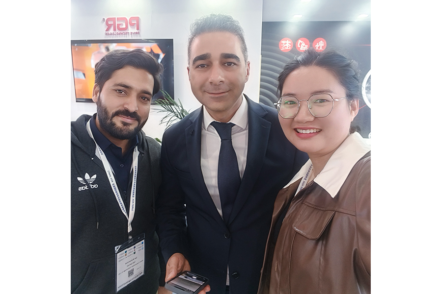 عکس دسته جمعی با مهمانان