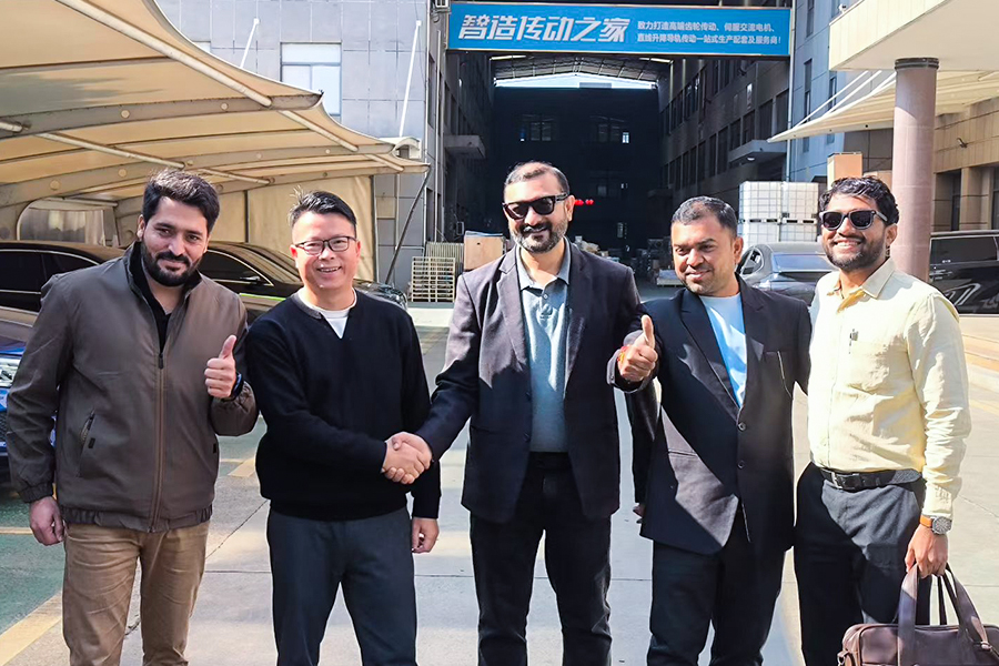 عکس دسته جمعی با مهمانان