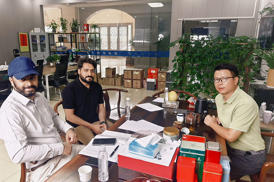 عکس دسته جمعی با مهمانان