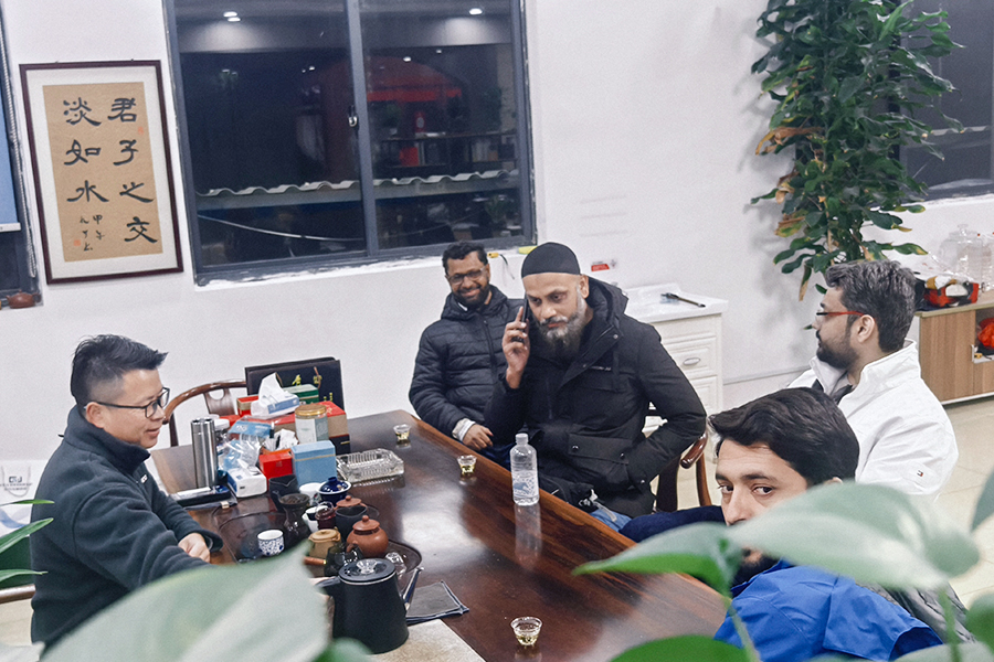 عکس دسته جمعی با مهمانان